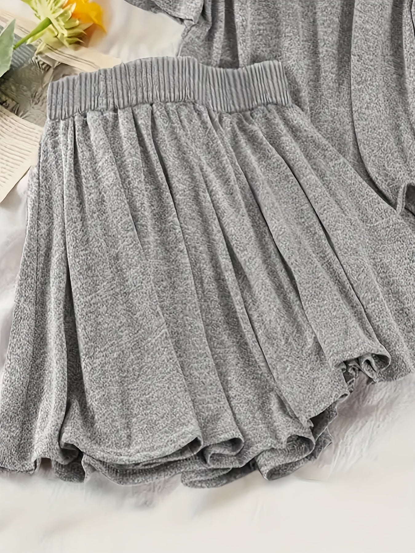 Damernas fritidsset med huhoodtröja och shorts – mysplagg för vår och sommar