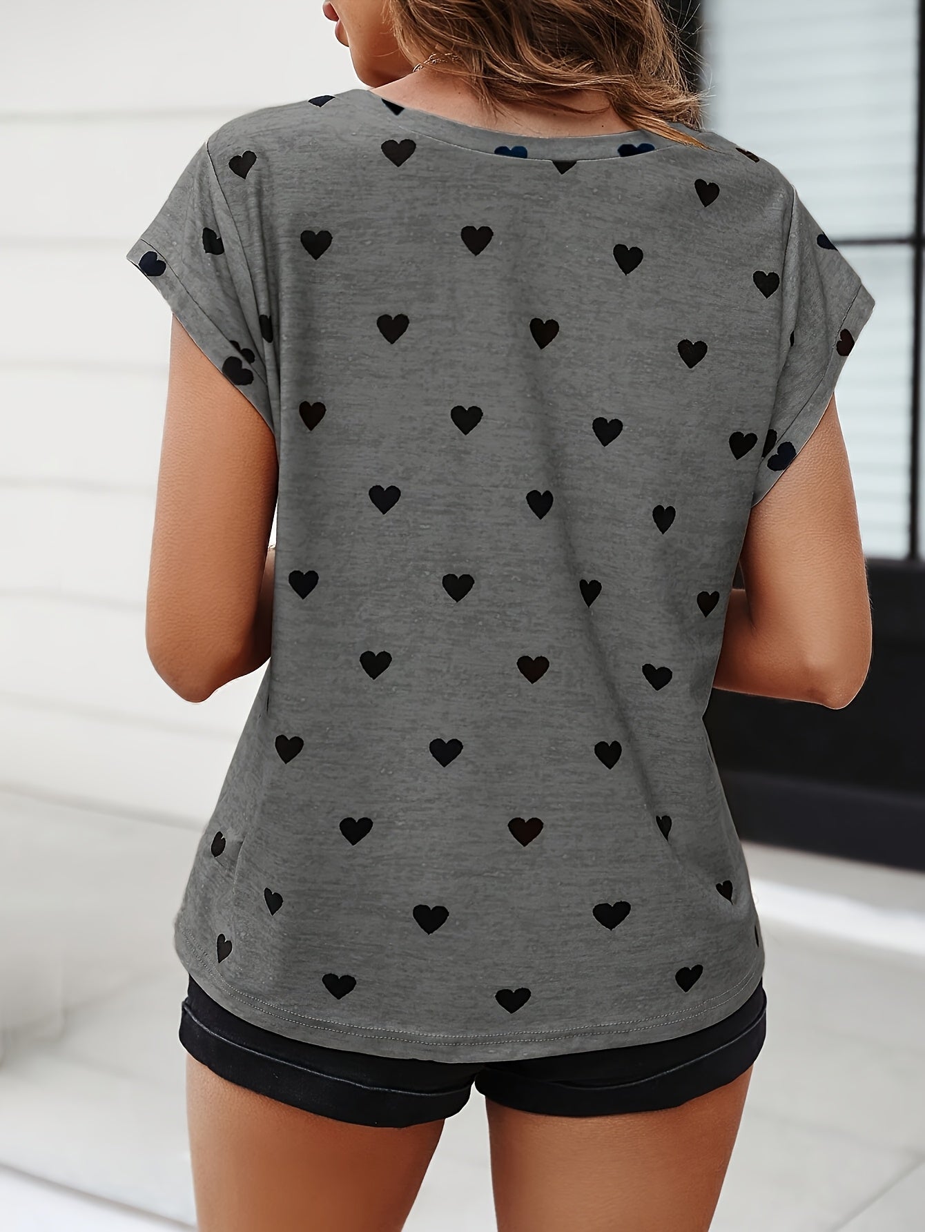 T-shirt élégant pour femme à motif cœur avec col en V – mode estivale décontractée