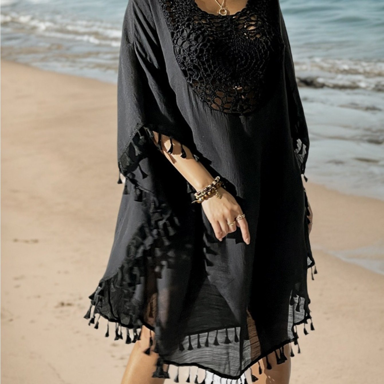 Dame strandkaftan poncho med hæklet detalje og frynser – Perfekt strandmode og sommer cover-up