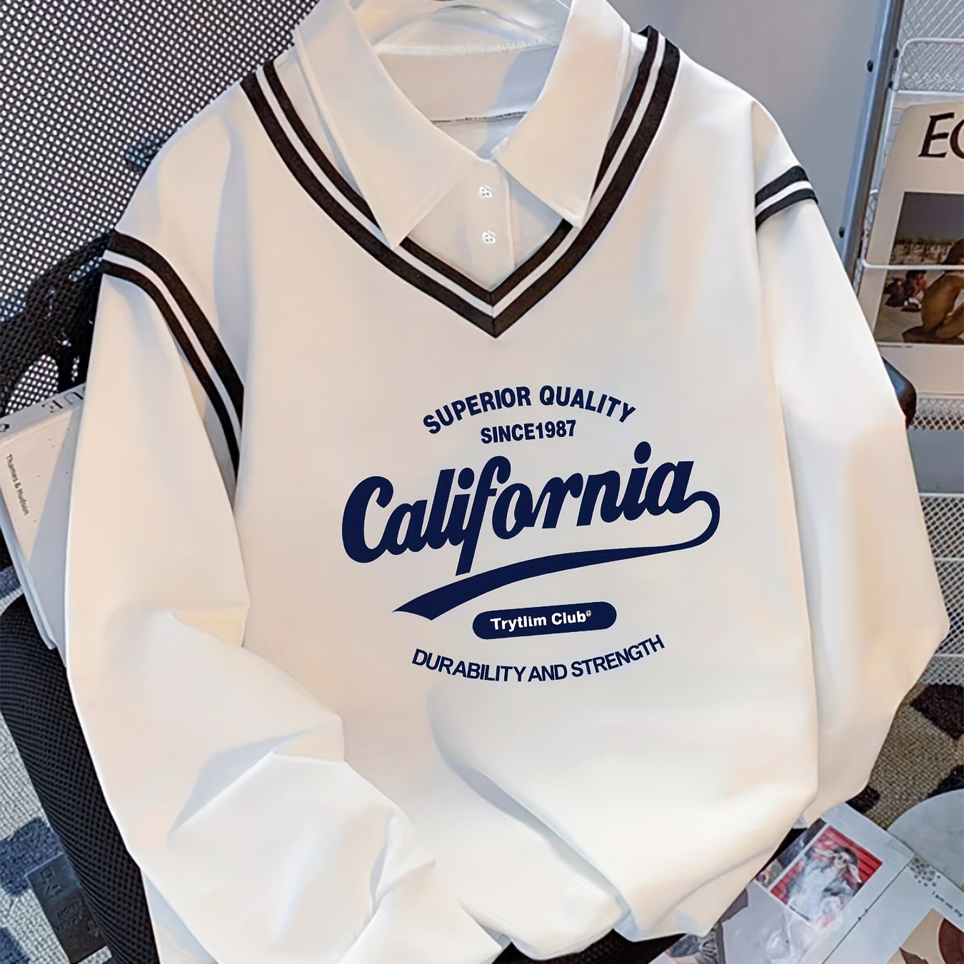 Weißer Langarm-Pullover im Lagenlook mit Kragen und California-Aufdruck