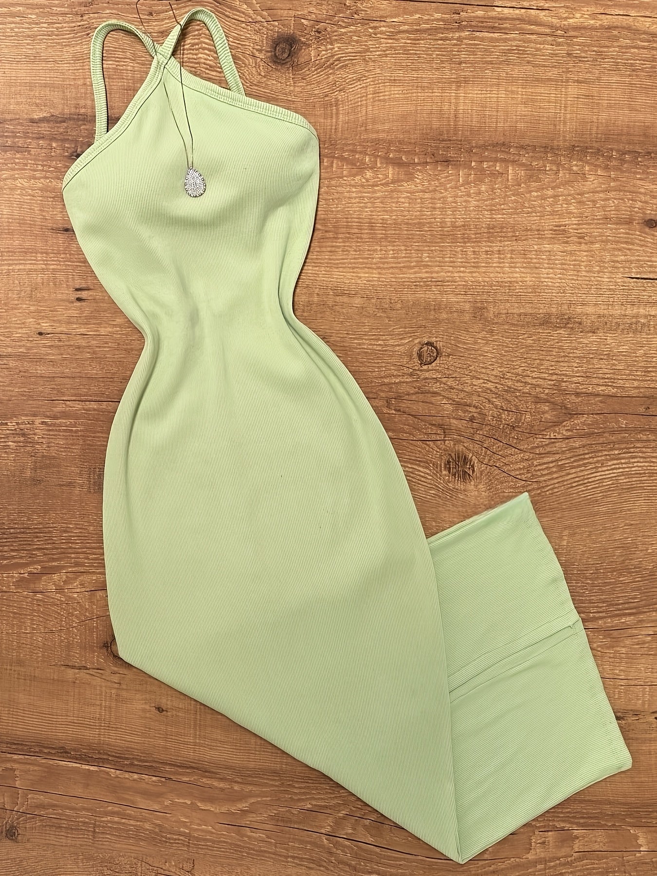 Dame bodycon midikjole med halterneck og moderne, figursyet snit – Perfekt til sommer og fritid
