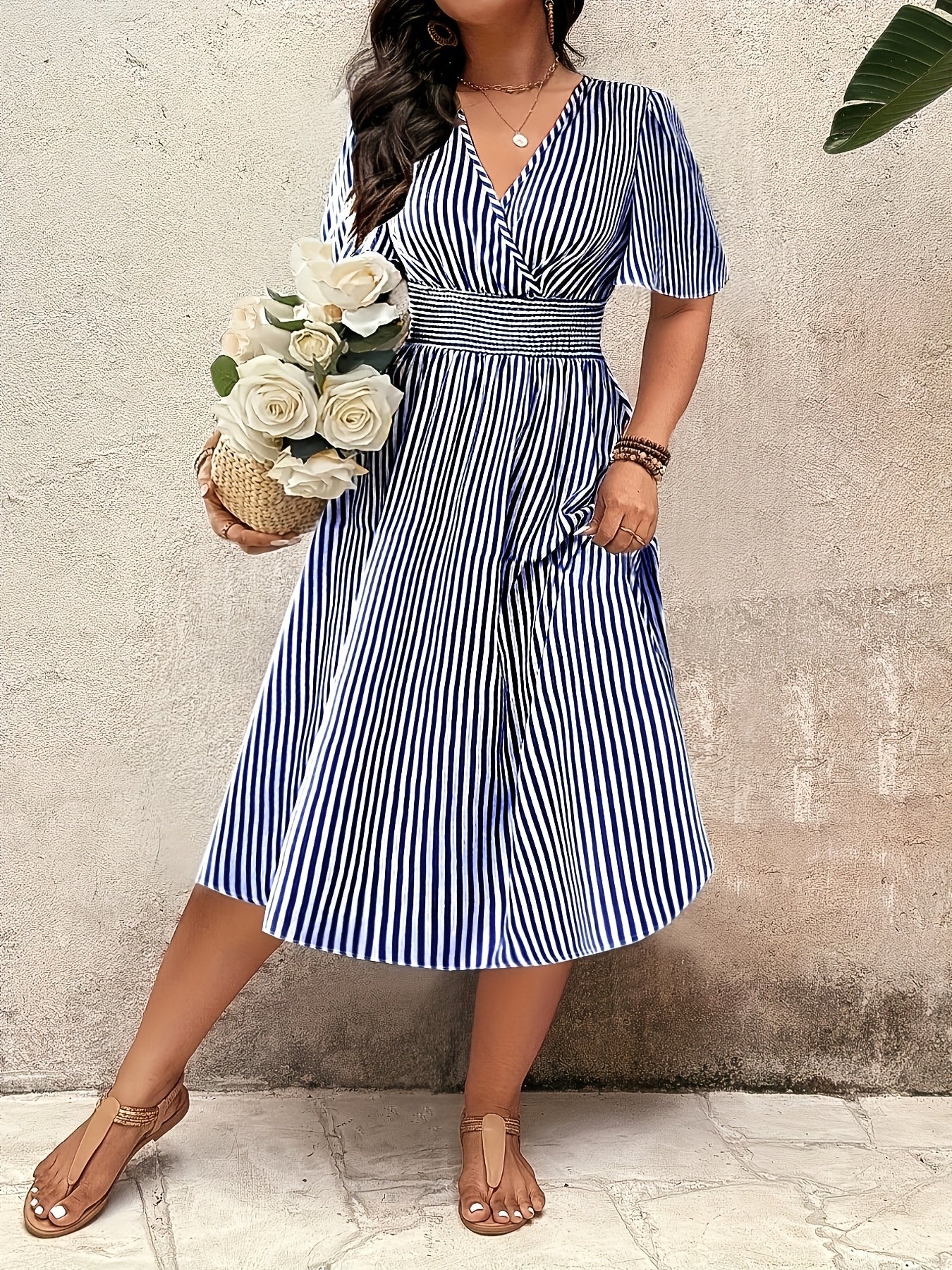 Robe midi élégante rayée pour femme avec décolleté en V et taille froncée – Parfaite pour le quotidien et les occasions spéciales