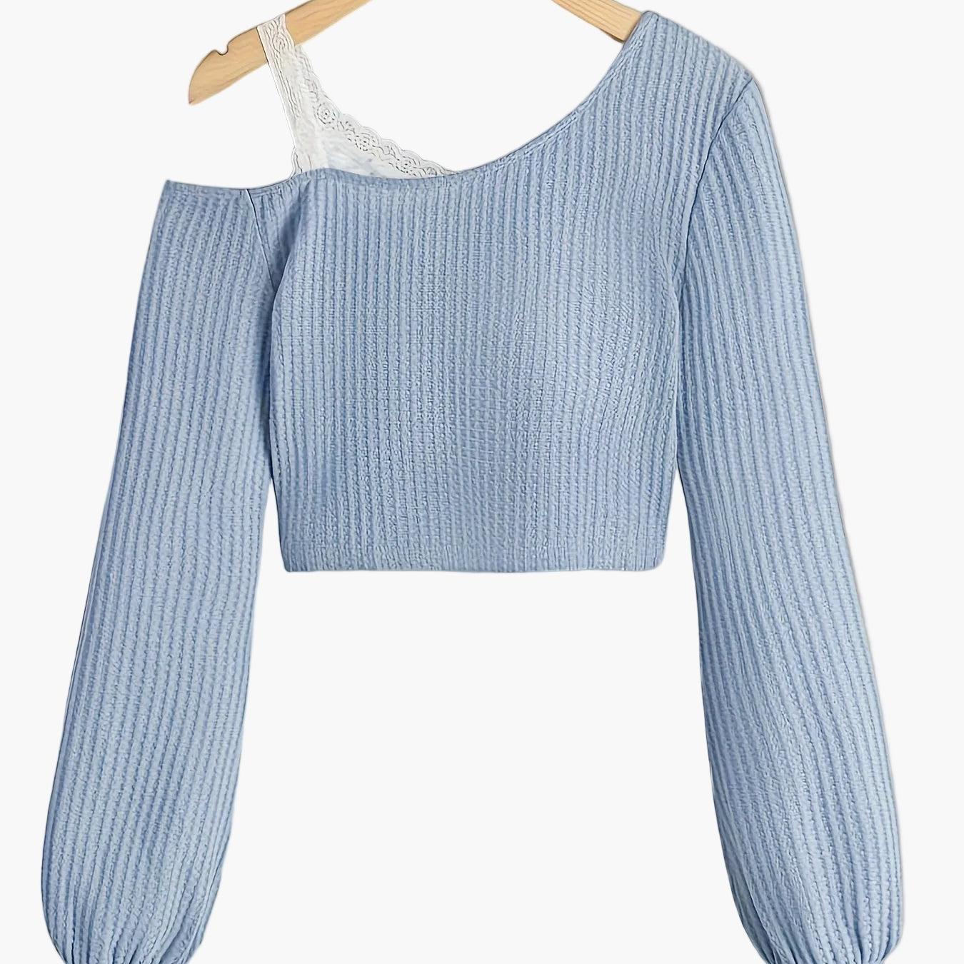 Damski modny sweter na jedno ramię z koronkowym akcentem – modny casualowy look