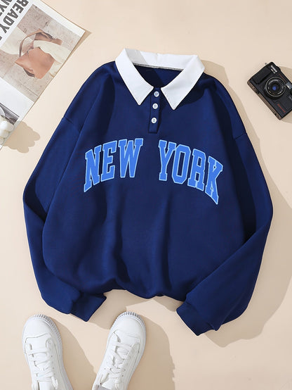 Mørkeblå pullover med New York-tekst, krave og knapper