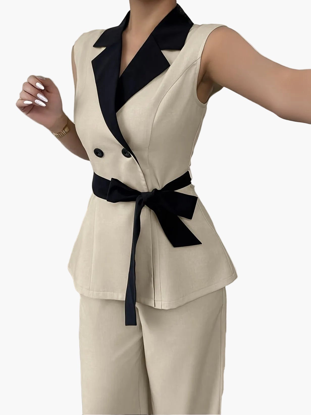 Completo elegante da donna con pantaloni, cintura e blazer senza maniche – Business & Ufficio