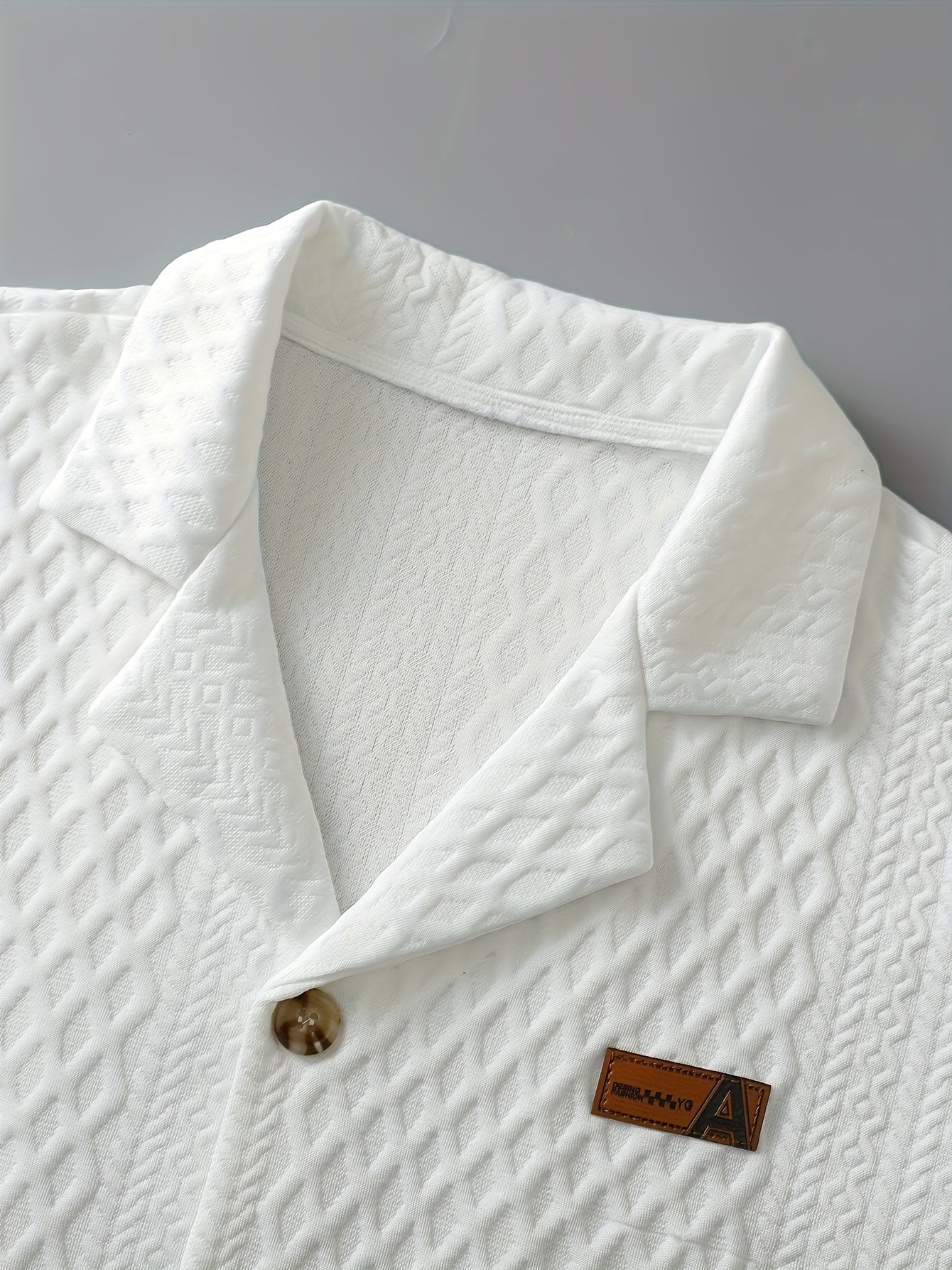 Męska koszula z krótkim rękawem ze strukturą i listwą na guziki – nowoczesny casualowy design na stylowe okazje