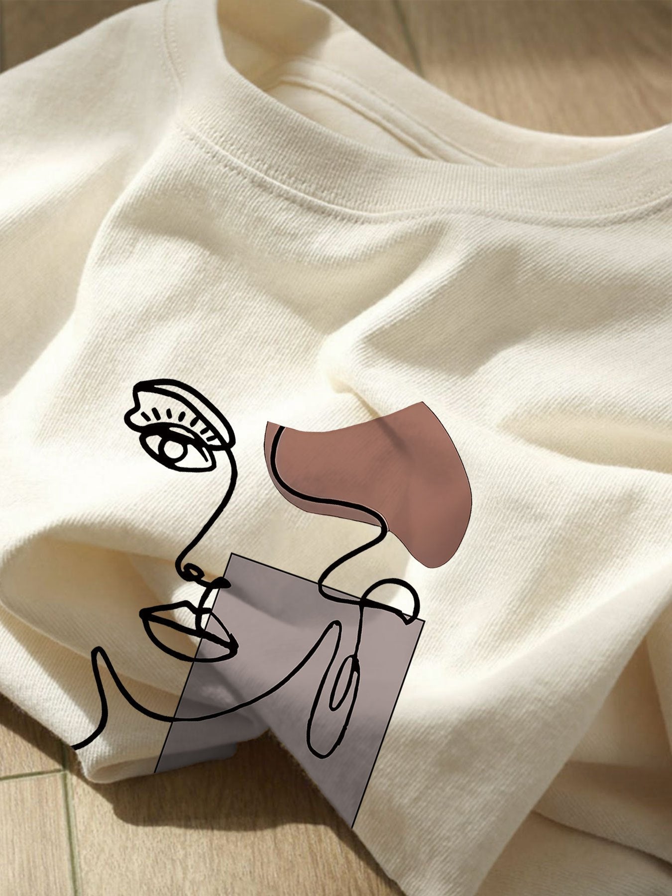 Damen T-Shirt mit abstraktem Gesicht Print – Modernes Kunst Casual Shirt für Alltag & Freizeit