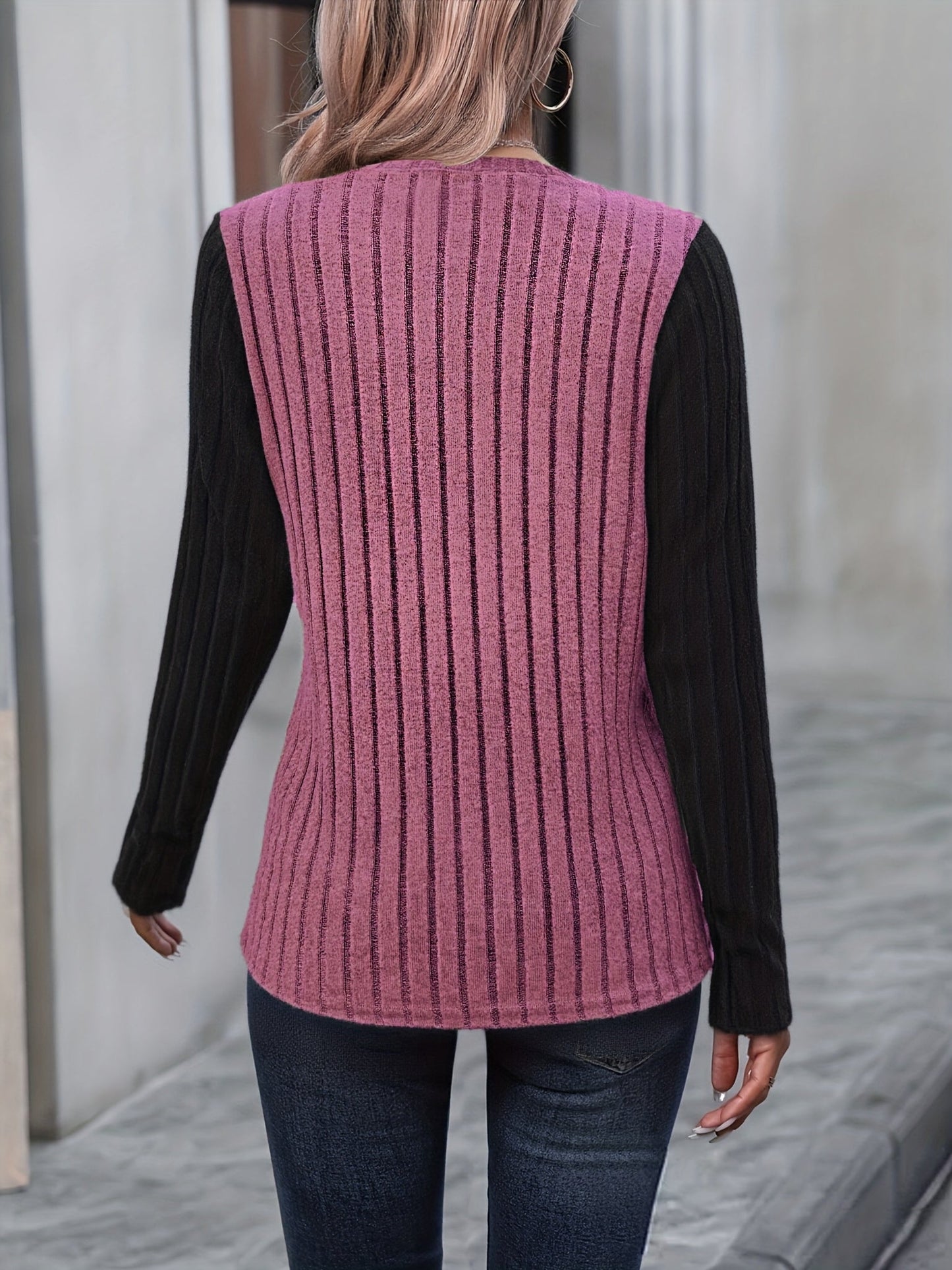 Langærmet dameshirt med rund hals, ribstrik og knapper på skuldrene