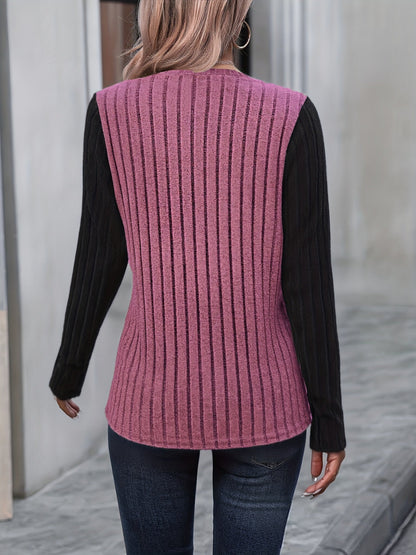 Langærmet dameshirt med rund hals, ribstrik og knapper på skuldrene