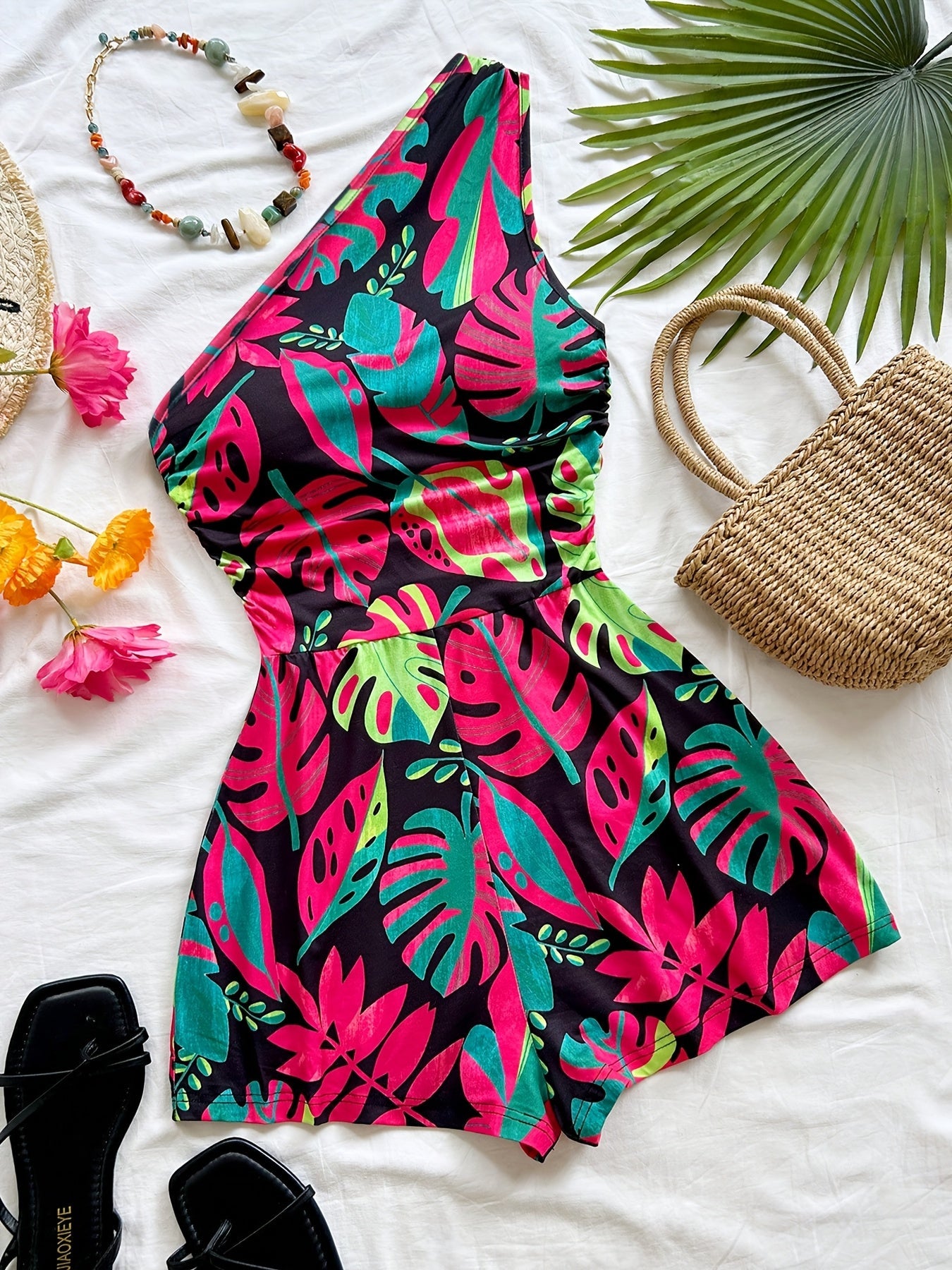 Dame ét-skulder-jumpsuit med tropisk print – sommermode til ferie og fritid