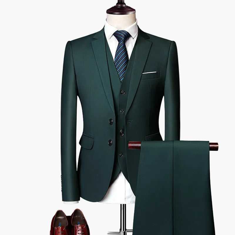 Męski trzyczęściowy garnitur slim fit na wesele i do biura – nowoczesny styl na letnie wydarzenia