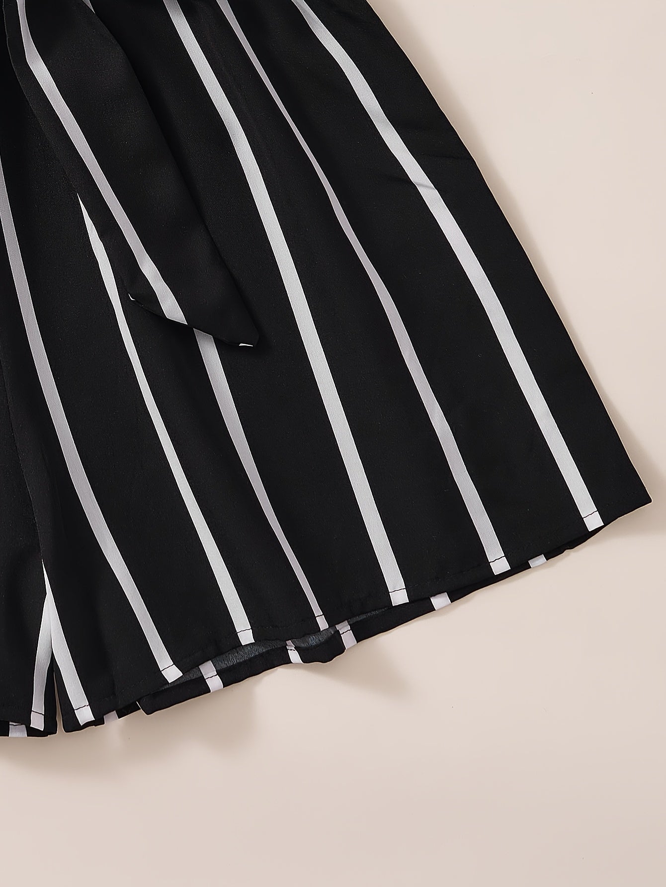 Mono elegante de mujer con estampado de rayas y cinturón de cintura para primavera y verano