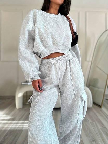 Completo da casa da donna grigio a due pezzi: felpa corta e pantaloni cargo