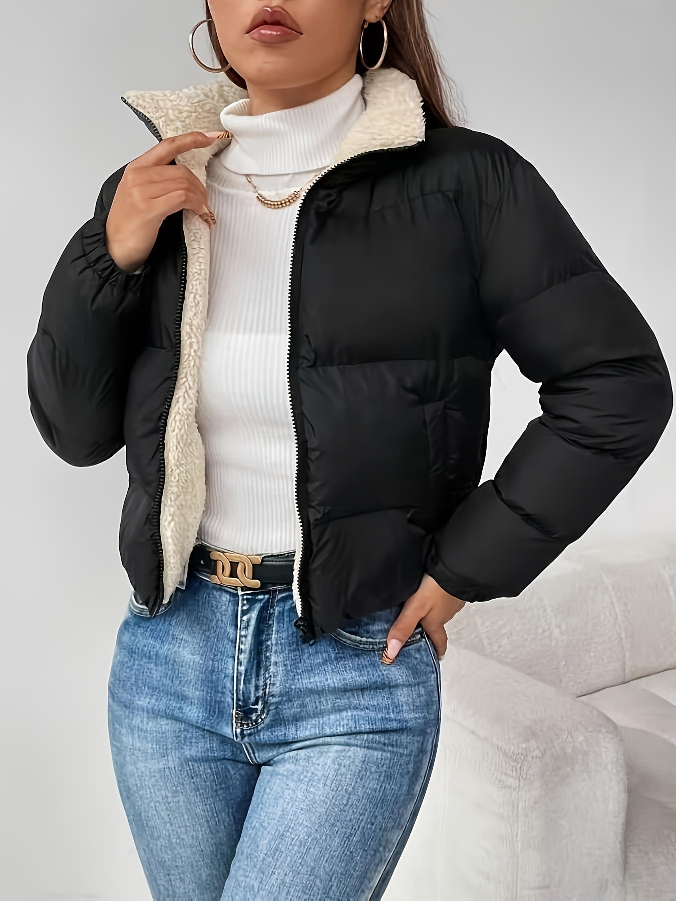 Chaqueta acolchada corta de mujer con forro de borreguito negra
