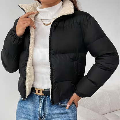 Chaqueta acolchada corta de mujer con forro de borreguito negra