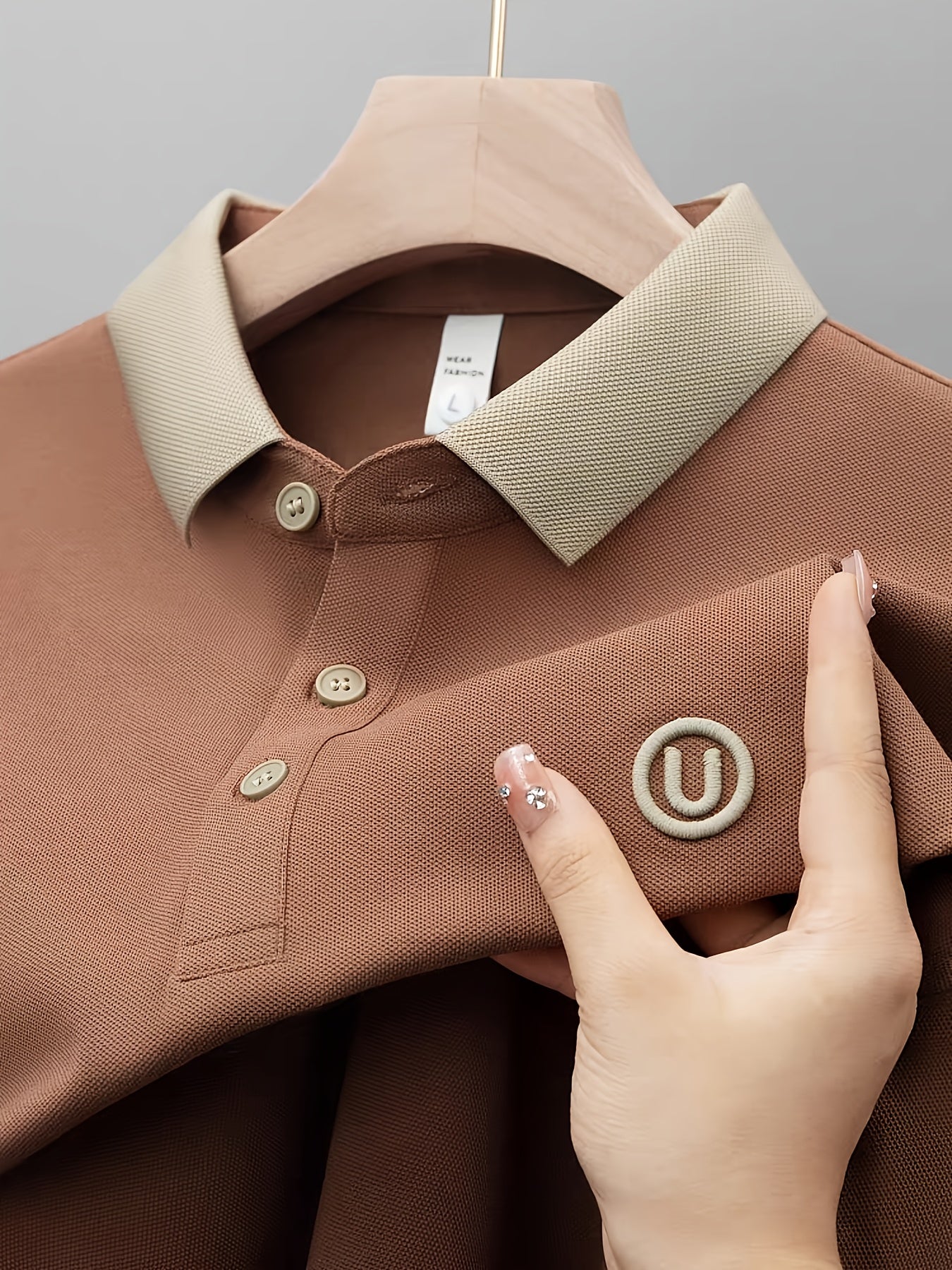 Herre poloshirt med kontrastkrave og broderet logo – stilfuld og afslappet til hverdag og fritid