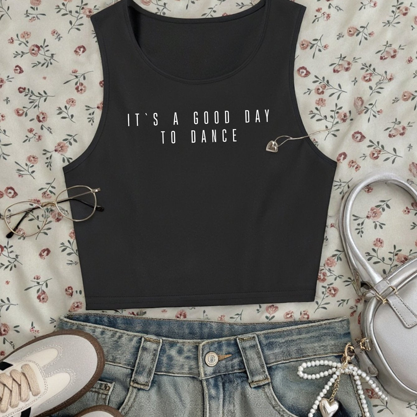 Damski crop top z napisem – nowoczesny styl taneczny i casualowy