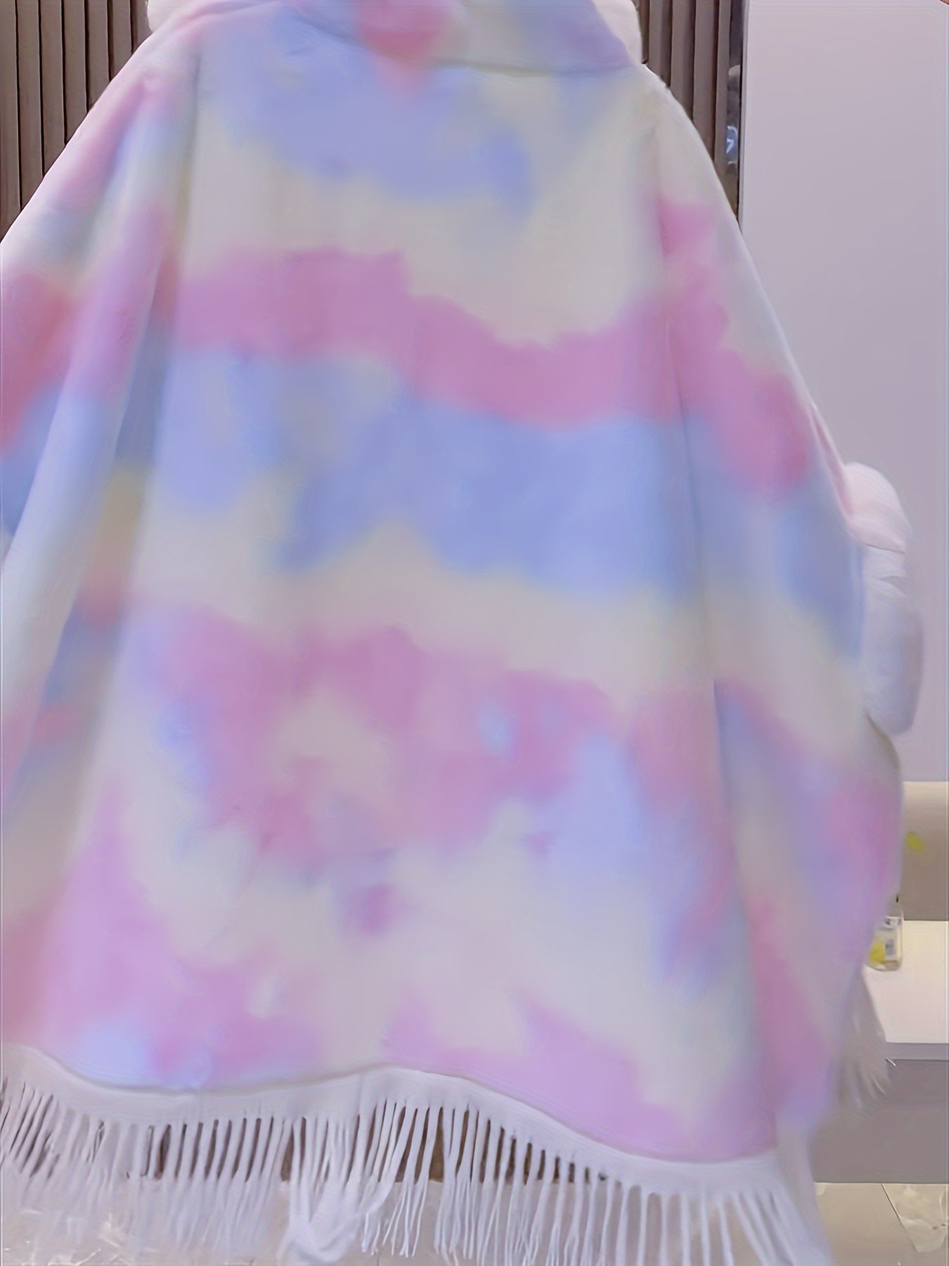 Bunter Cape mit Kapuze und Fransen aus Plüschmaterial