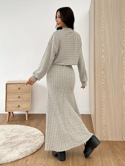 Ribstrikket todelt sæt til kvinder i beige med kort pullover og lang nederdel