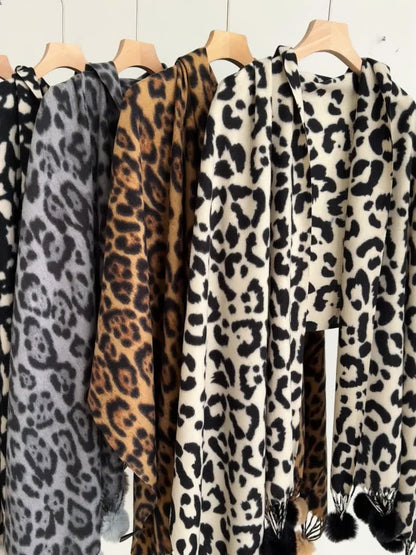 Schal mit Leopardenmuster und Pompons, weiches Material