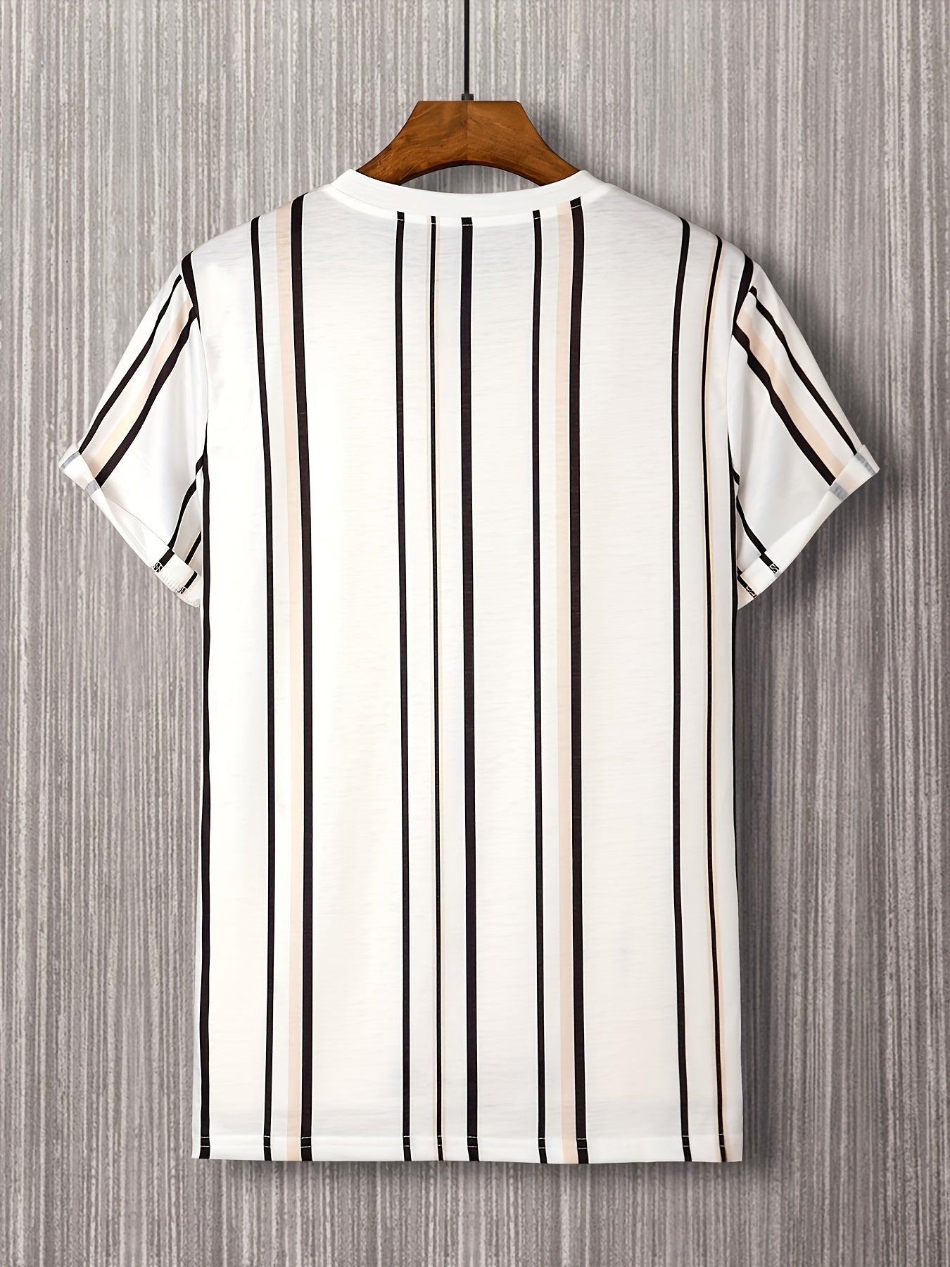 Męski T-shirt z pionowym wzorem w paski i nowoczesnym napisem – miejski casualowy styl