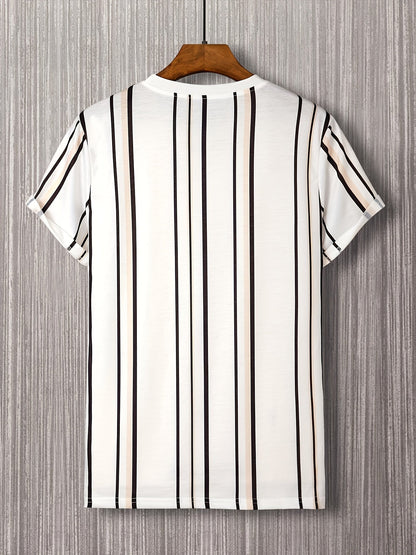 Męski T-shirt z pionowym wzorem w paski i nowoczesnym napisem – miejski casualowy styl