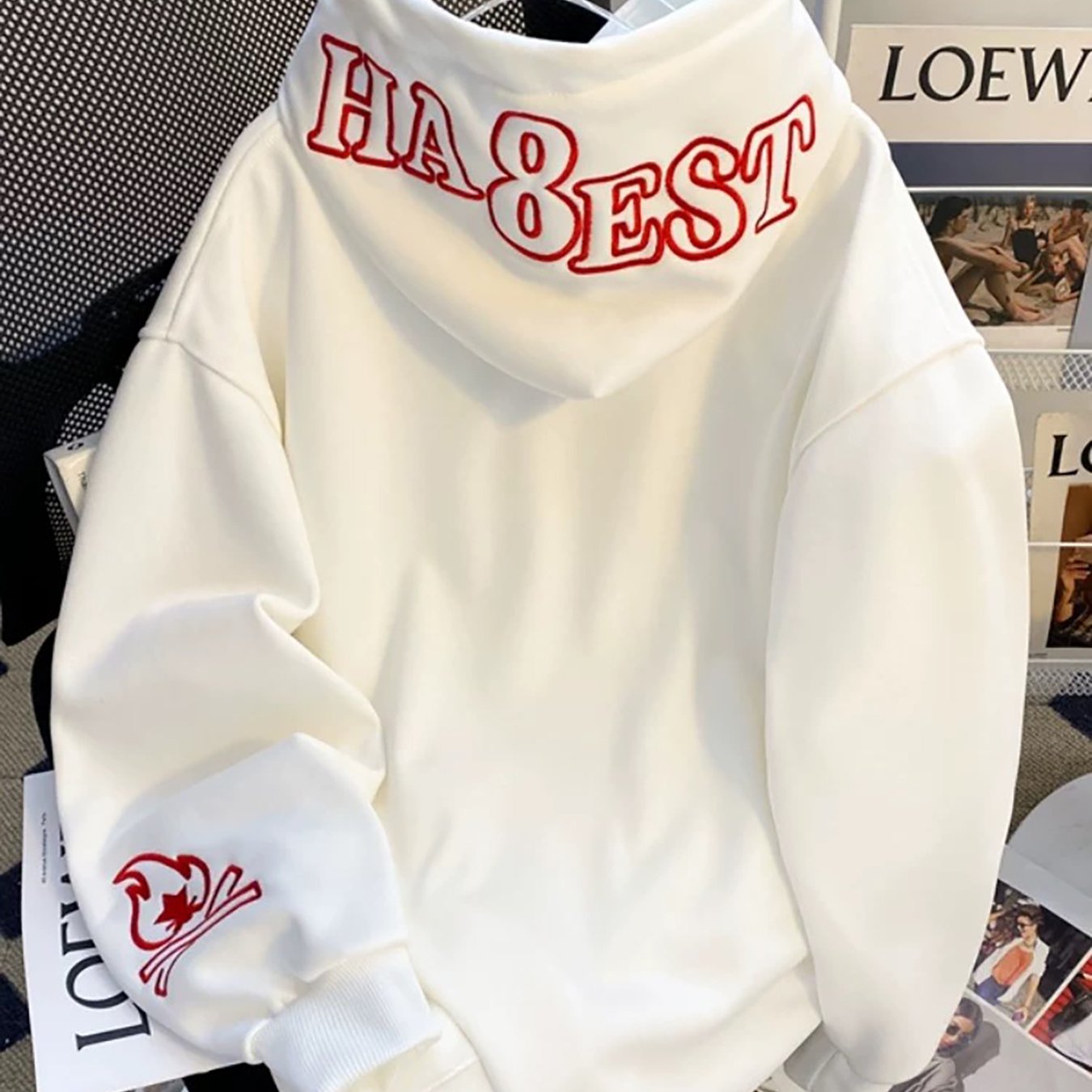 Weißer Hoodie mit Kapuze und roter Stickerei