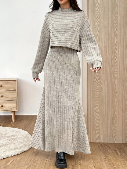 Ribstrikket todelt sæt til kvinder i beige med kort pullover og lang nederdel