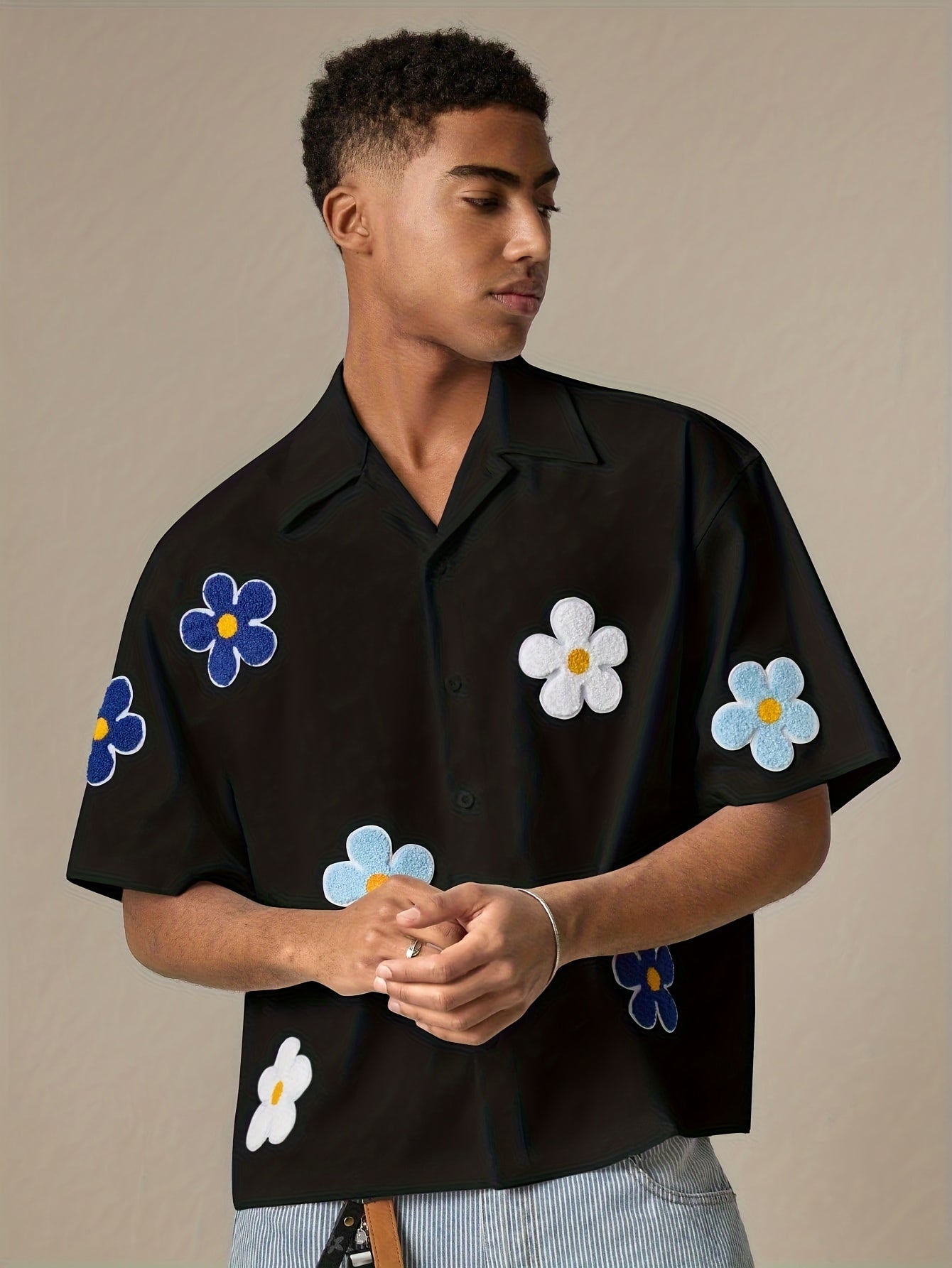Herre kortermet fritidsskjorte med blomsterapplikasjoner – Moderne camp-krage design for hverdag og sommer