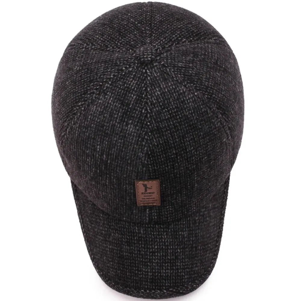 Klassieke wintermuts met oorflappen in snapback-stijl