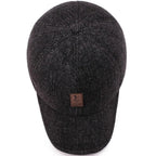 Klassieke wintermuts met oorflappen in snapback-stijl