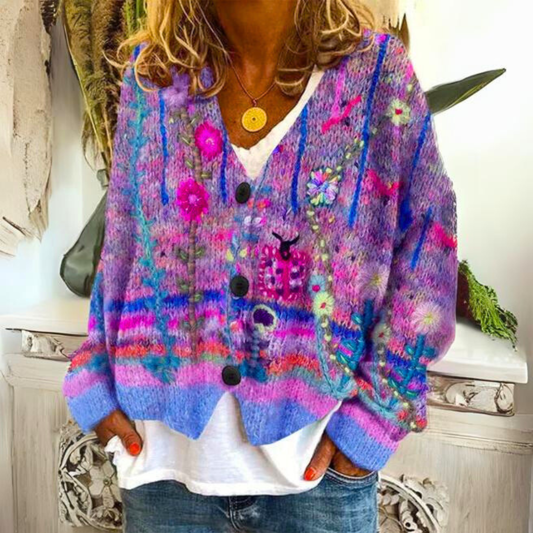 Dame strikcardigan i boho-stil med blomsterdetaljer – Moderigtig cardigan til fritid og hverdag