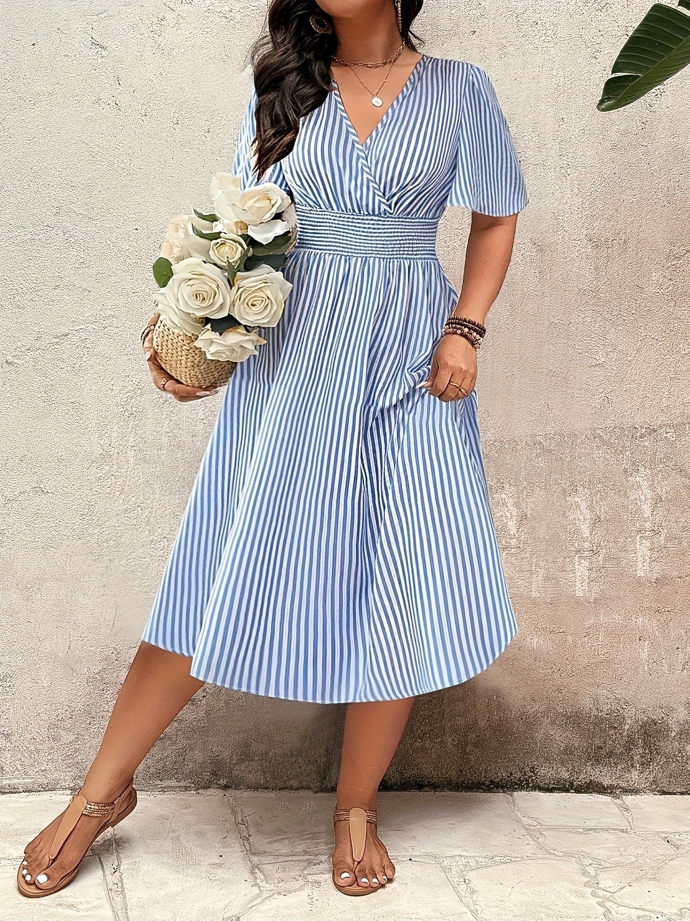 Robe midi élégante rayée pour femme avec décolleté en V et taille froncée – Parfaite pour le quotidien et les occasions spéciales