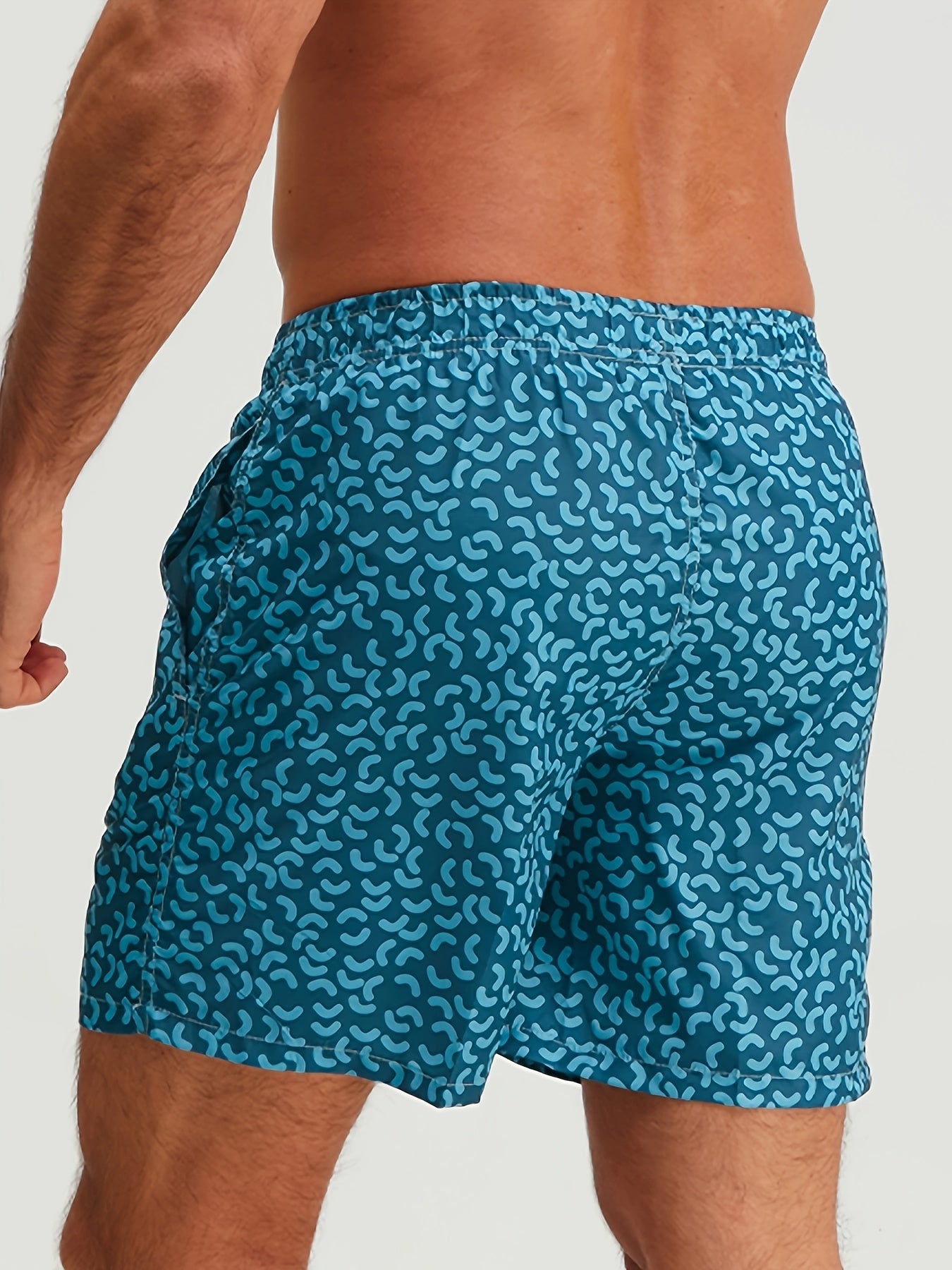 Herren Badeshorts mit modernem Muster, sportlicher Stil, ideal für Strand und Freizeit