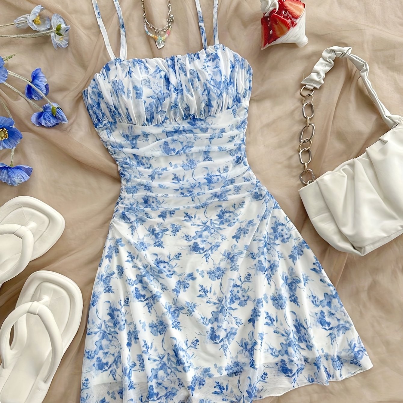 Dame sommerkjole elegant med blomsterprint og spaghetti-stropper – Perfekt til ferie og fritid