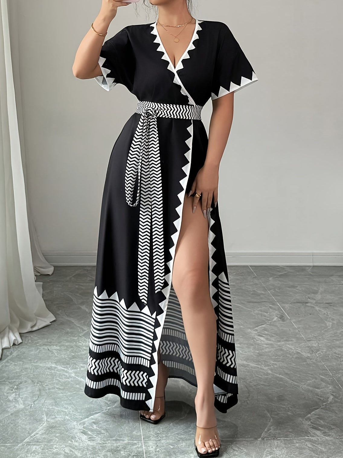 Damen Maxi Wickelkleid mit grafischem Muster und Gürtel – Elegantes Sommerkleid für festliche Anlässe