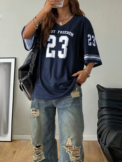 Damska oversize koszulka streetwearowa z nadrukiem numerów i luźne, postrzępione jeansy – swobodny miejski styl
