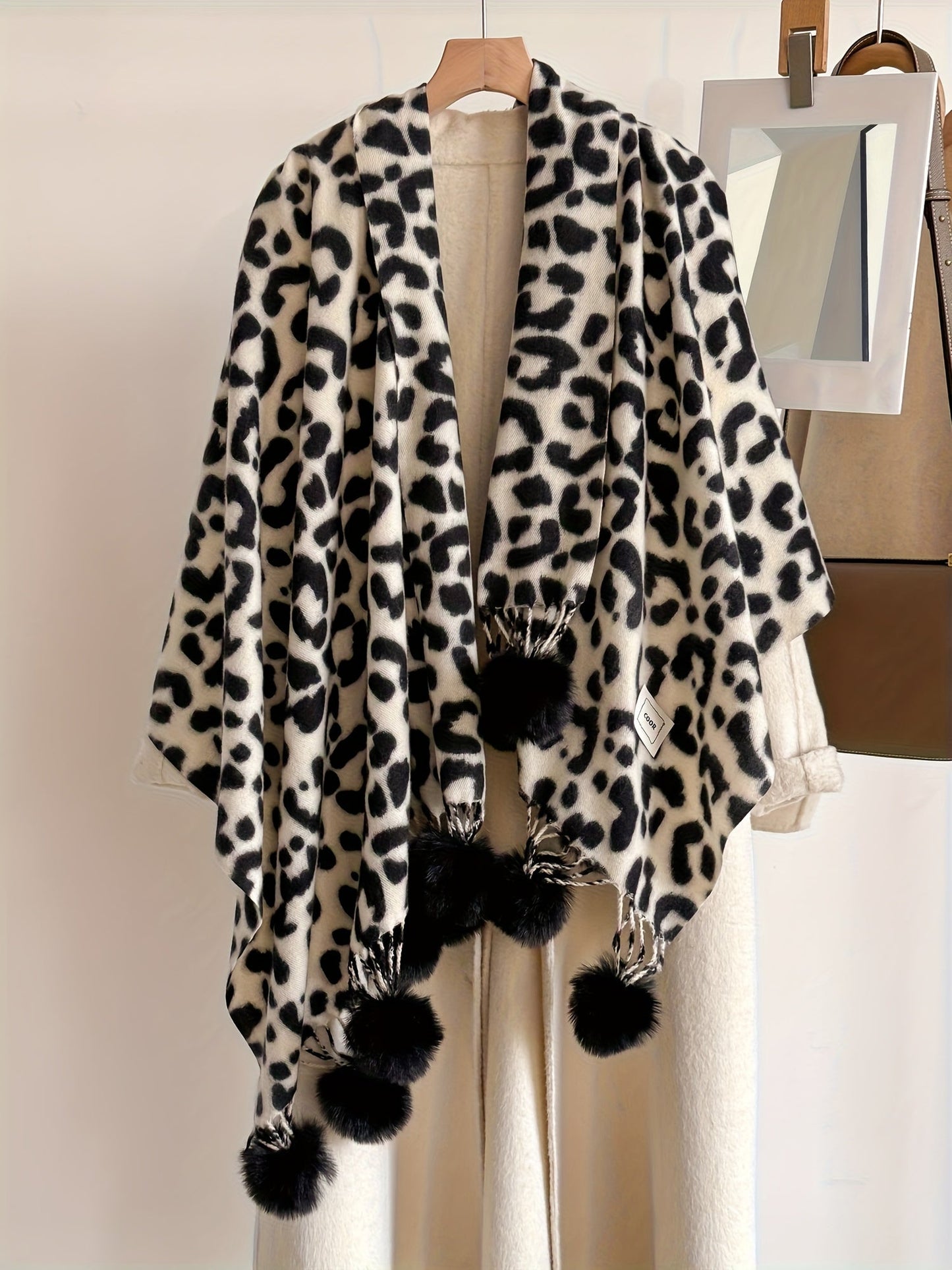 Schal mit Leopardenmuster und Pompons, weiches Material