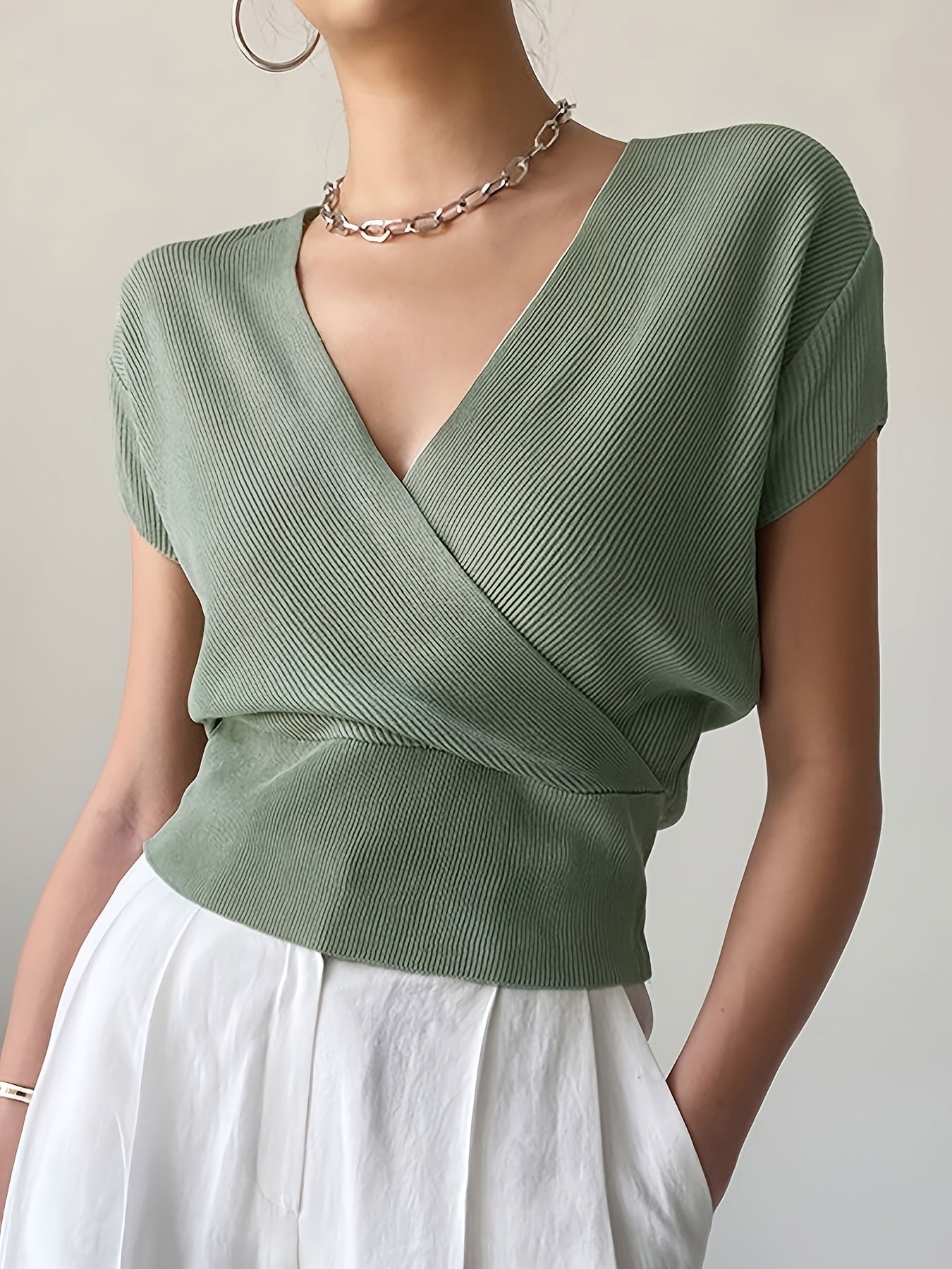 Dames wikkelshirt met V-hals en korte mouw – Modern vrijetijdstopje