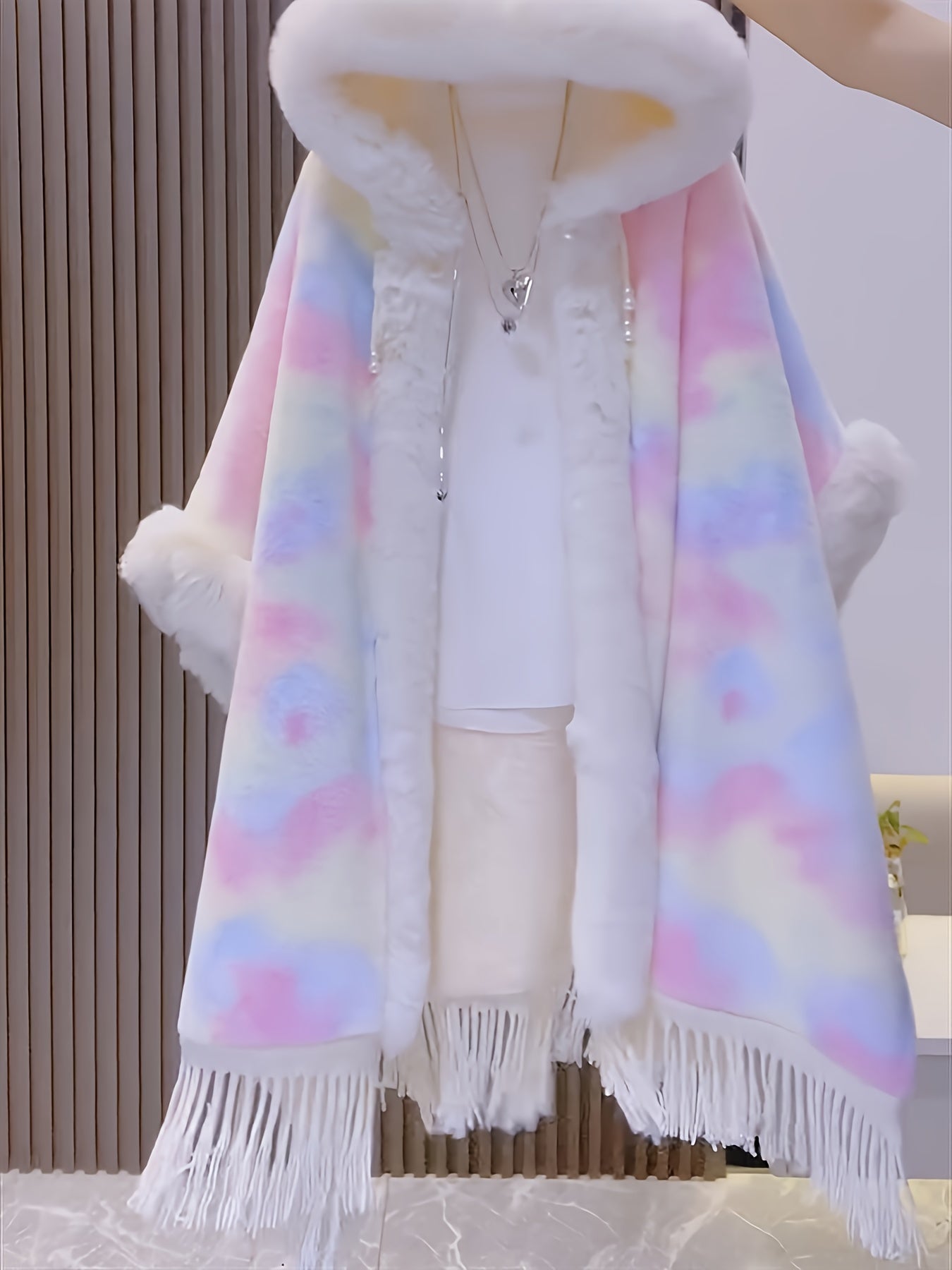Bunter Cape mit Kapuze und Fransen aus Plüschmaterial