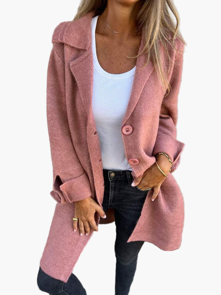 Damski długi płaszcz casual z mankietami – stylowy look przejściowy na co dzień i na wydarzenia