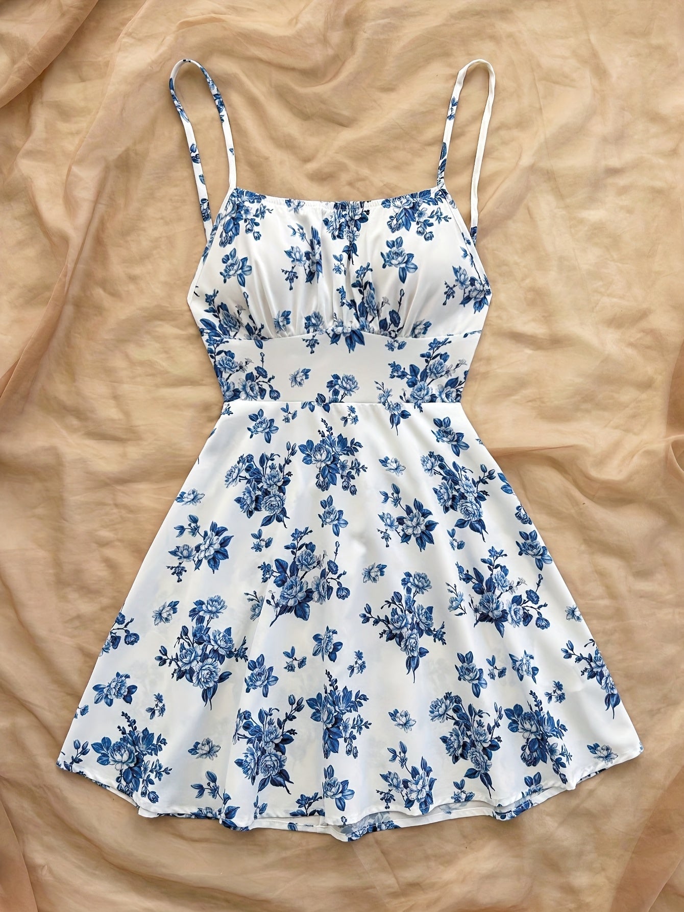 Dame sommerkjole elegant med blomsterprint og spaghetti-stropper – Perfekt for fritid og spesielle anledninger