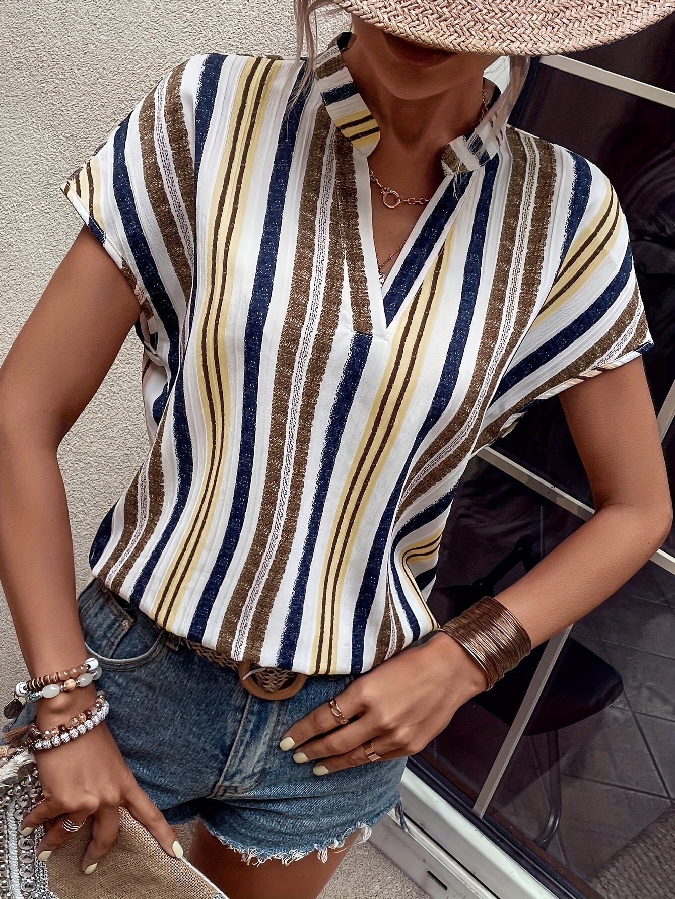 Dame elegant sommerbluse med stripemønster og V-hals – Perfekt for fritid og hverdag
