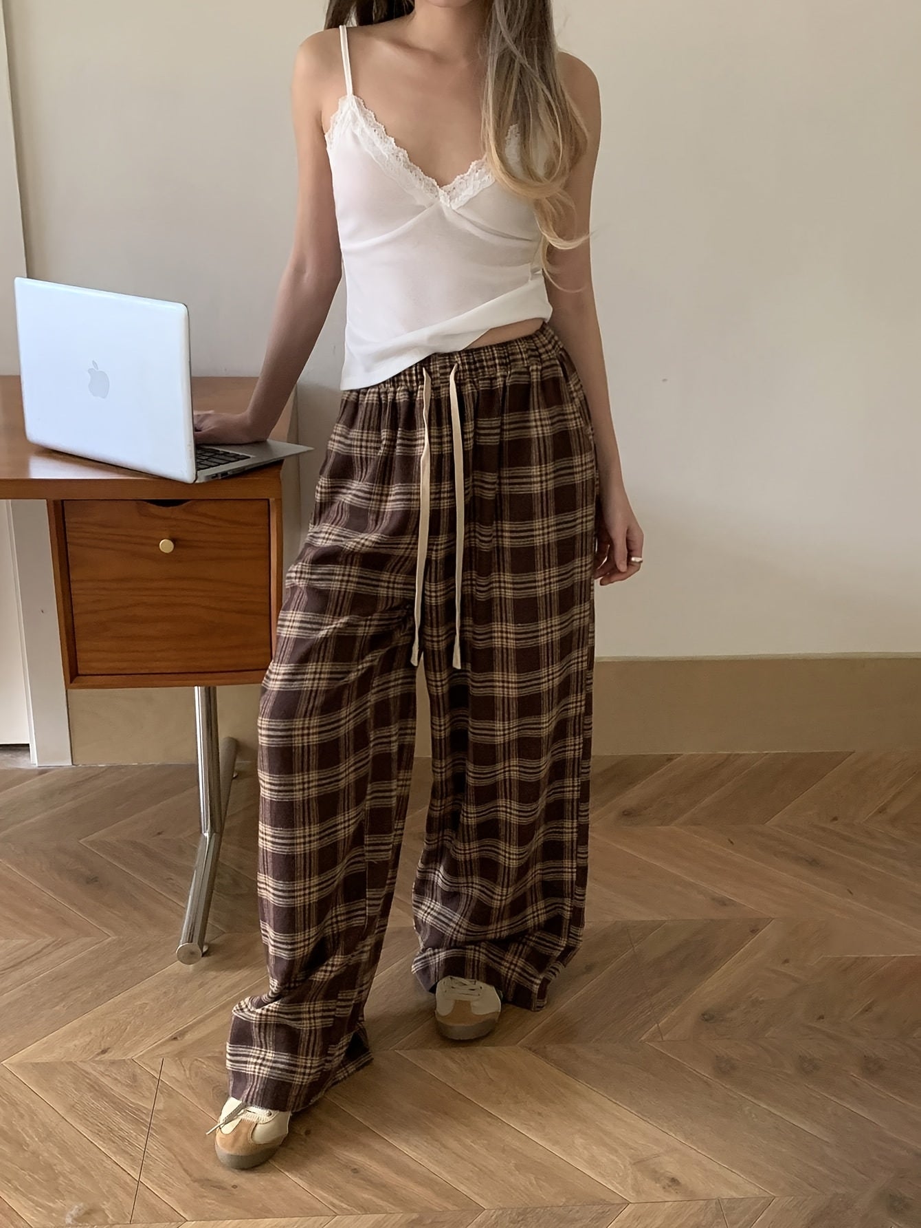 Pantaloni del pigiama da donna, marroni, a quadri, a gamba larga