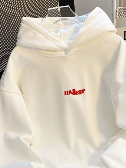 Weißer Hoodie mit Kapuze und roter Stickerei