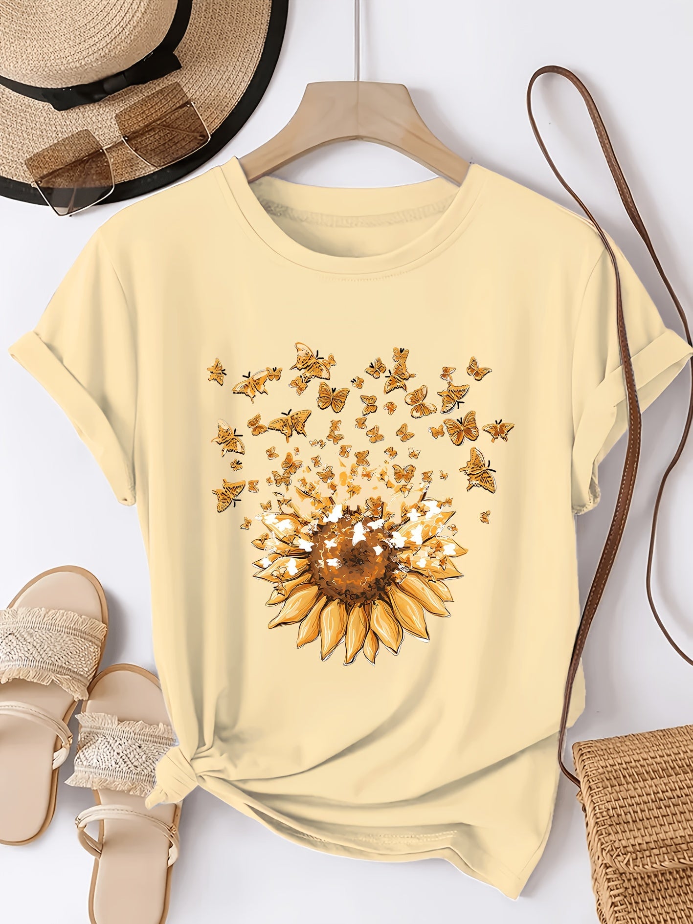 Dame T-shirt med solsikke og sommerfugle – Løs fritidstrøje med sommermotiv