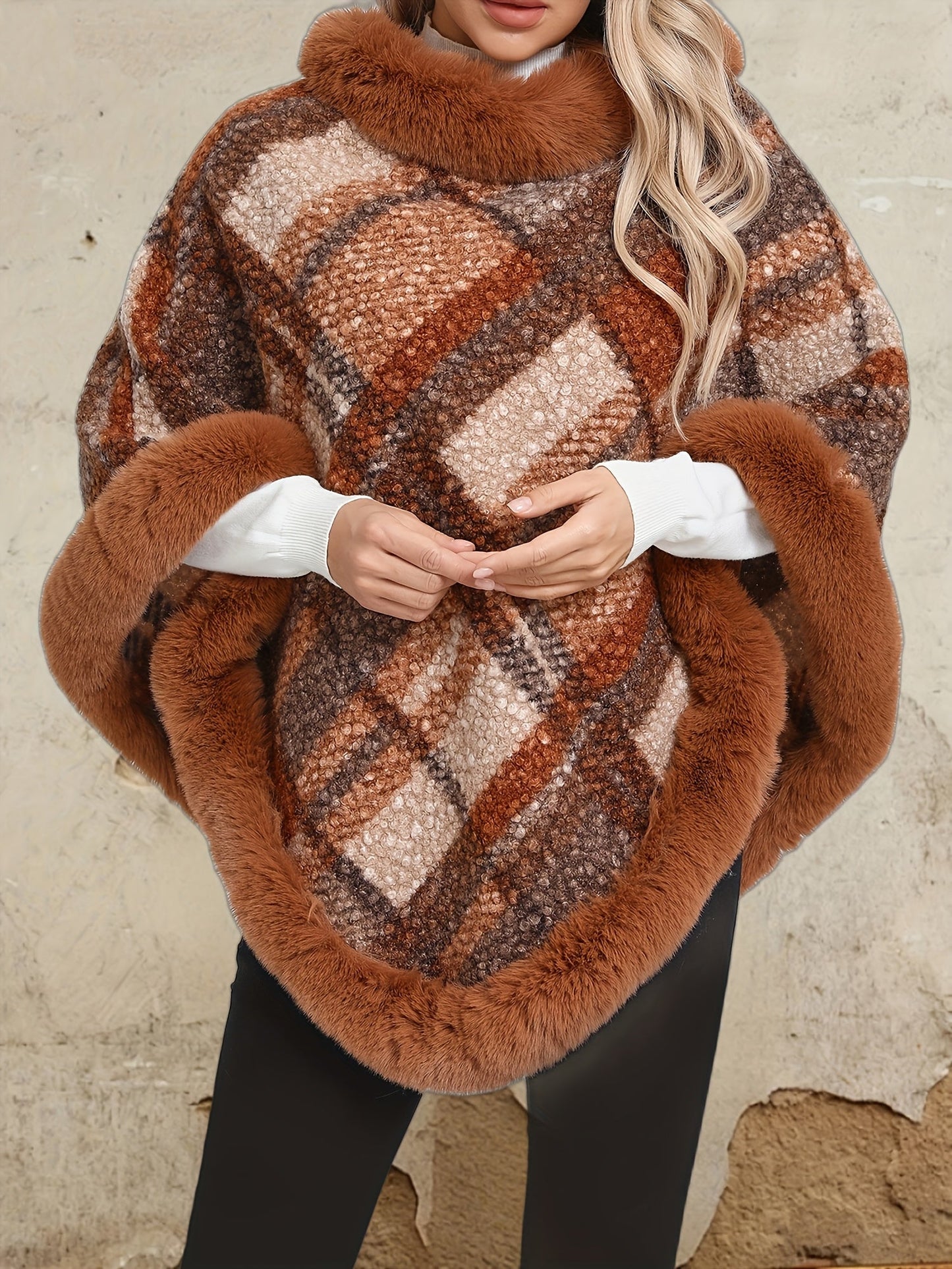 Damen Poncho mit Fellimitatbesatz, kariert, in Brauntönen oder Grau