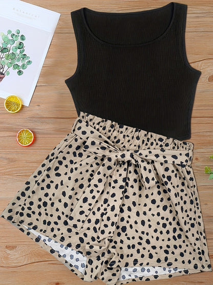 Dame elegant sommersett med ermeløs topp og prikkete shorts – moteriktig fritidslook