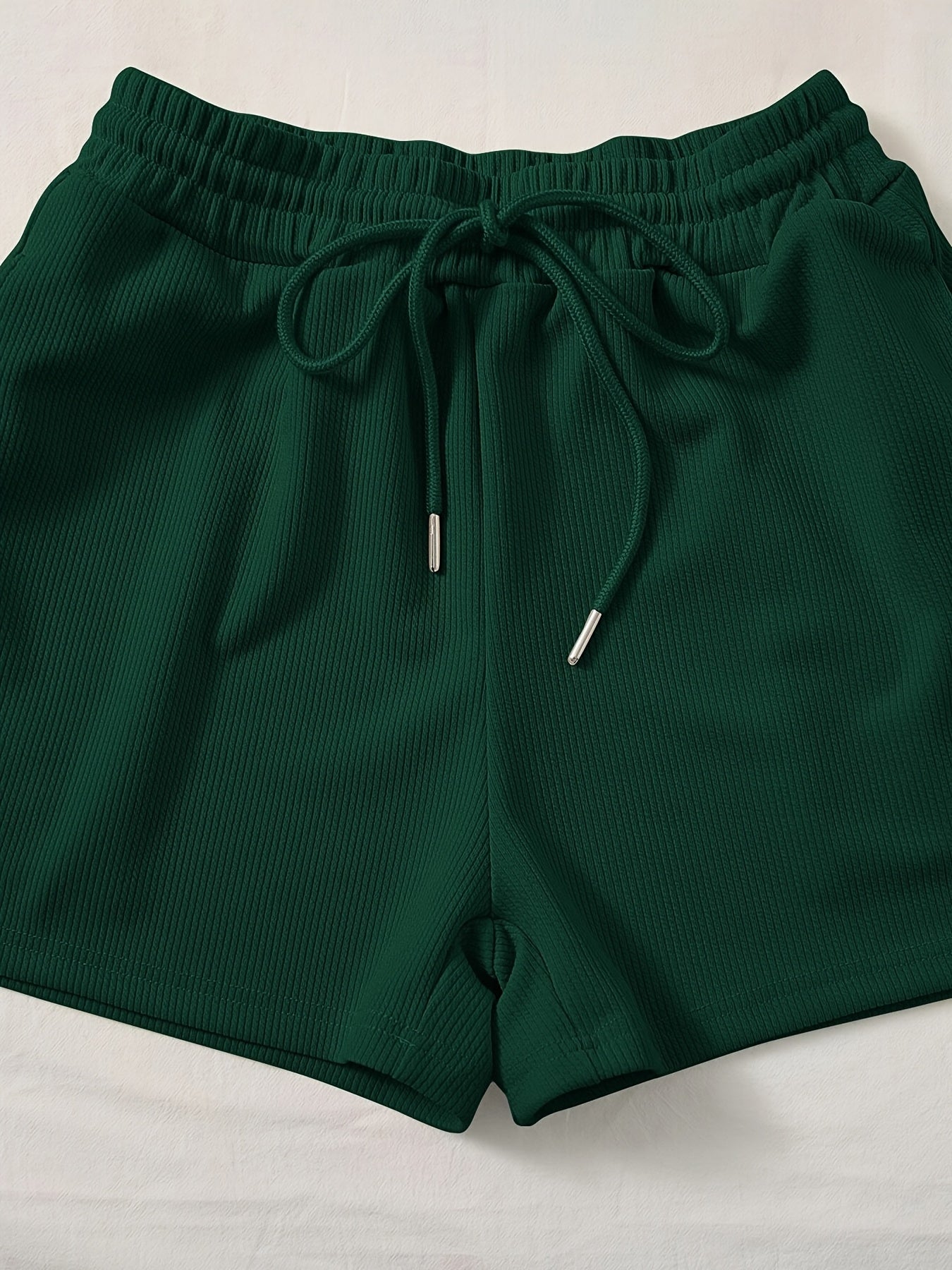Damski zestaw casual z prążkowanym crop topem i szortami – modny komplet na co dzień i lato