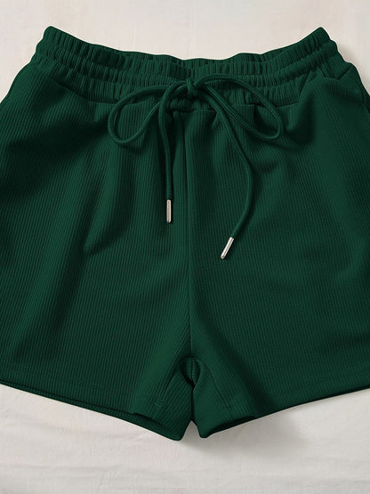 Damski zestaw casual z prążkowanym crop topem i szortami – modny komplet na co dzień i lato